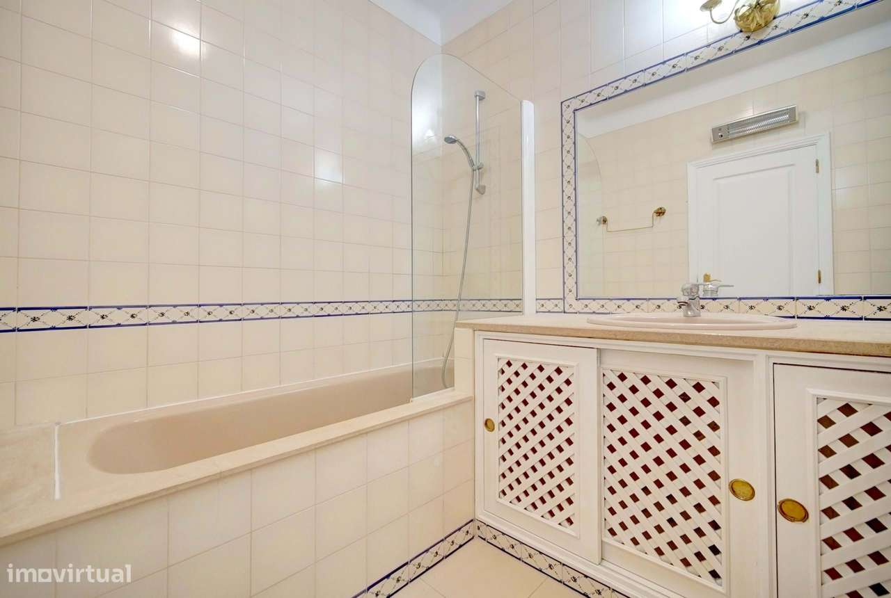 T2 com Vista Mar na Costa da Guia | Último Piso com Garagem Box Dupla-19