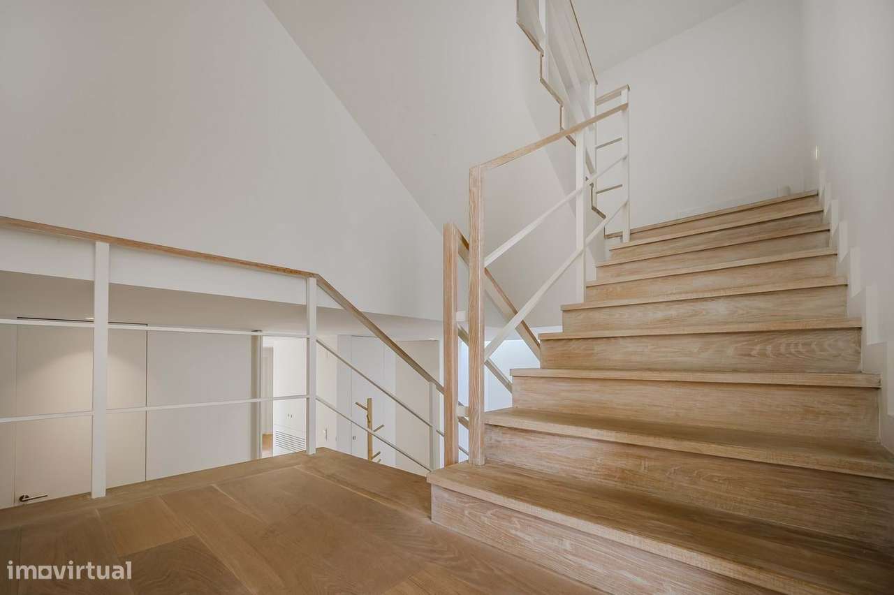 Moradia T4 com Piscina e Terraços Panorâmicos, Parede-24