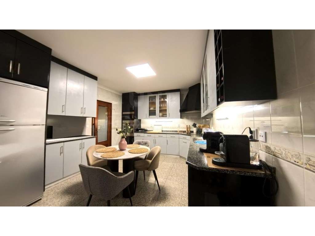 Moradia T4 Geminada na Meadela-2