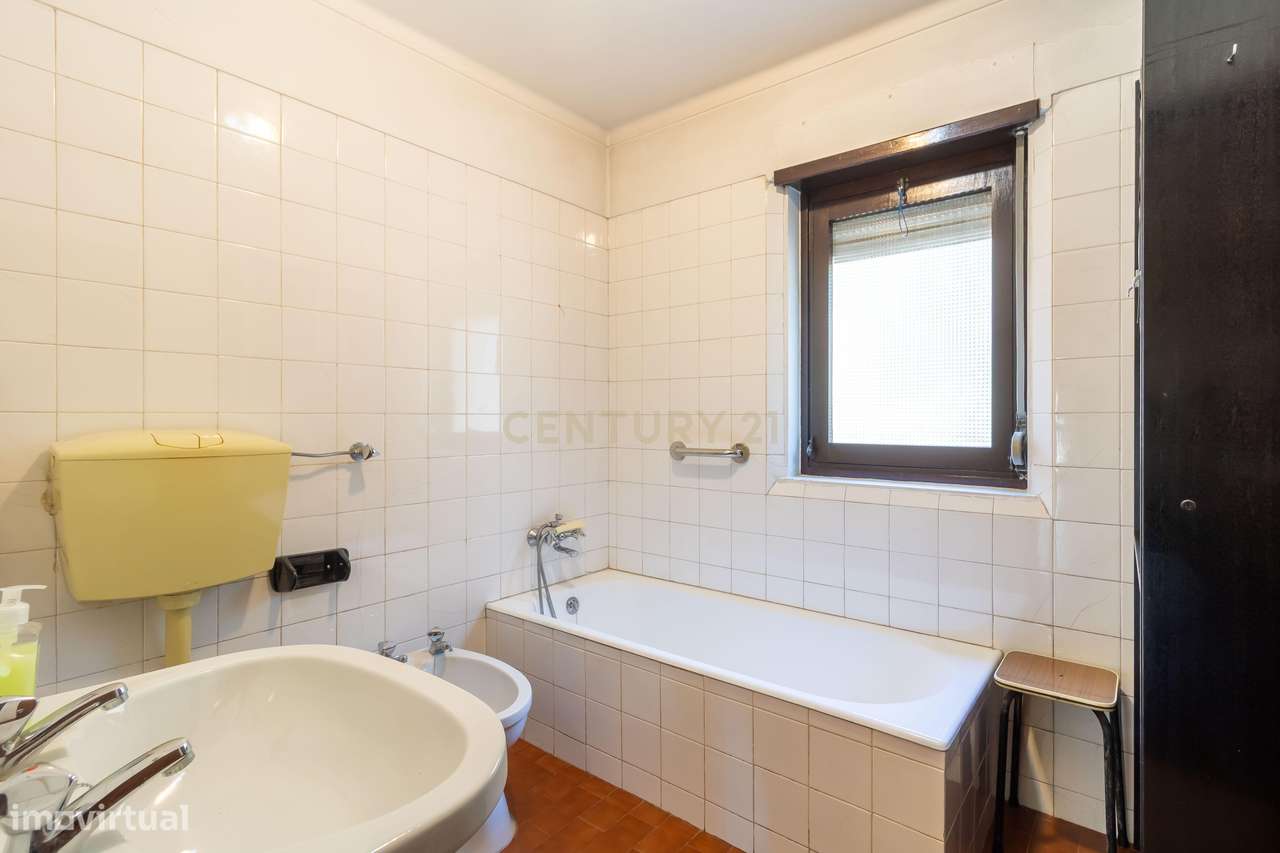 T1 em Caselas com varanda e vista desafogada – Excelente oportunidade-10
