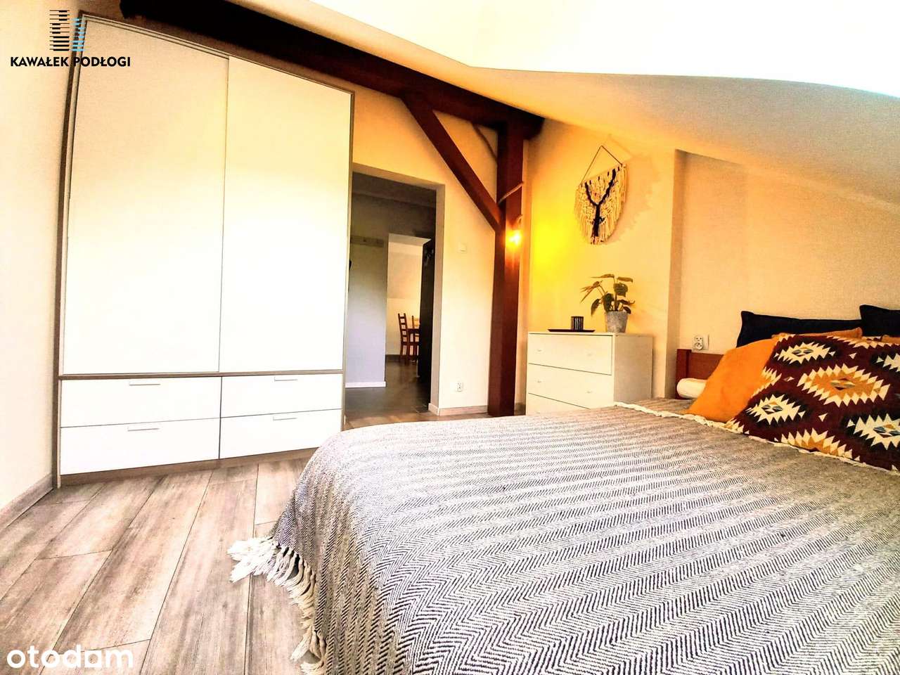 Klimatyczne poddasze w Śródmieściu z parkingiem-9