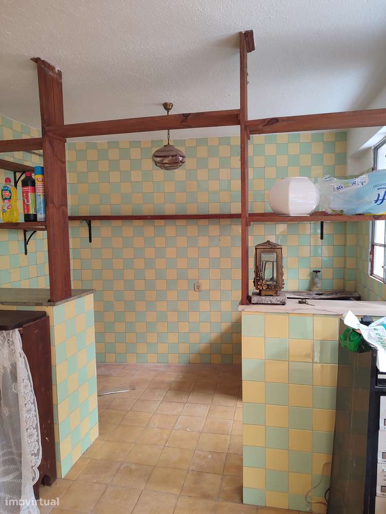 Moradia térrea com 4 frentes, garagem, anexos, jardim e bons acessos-44