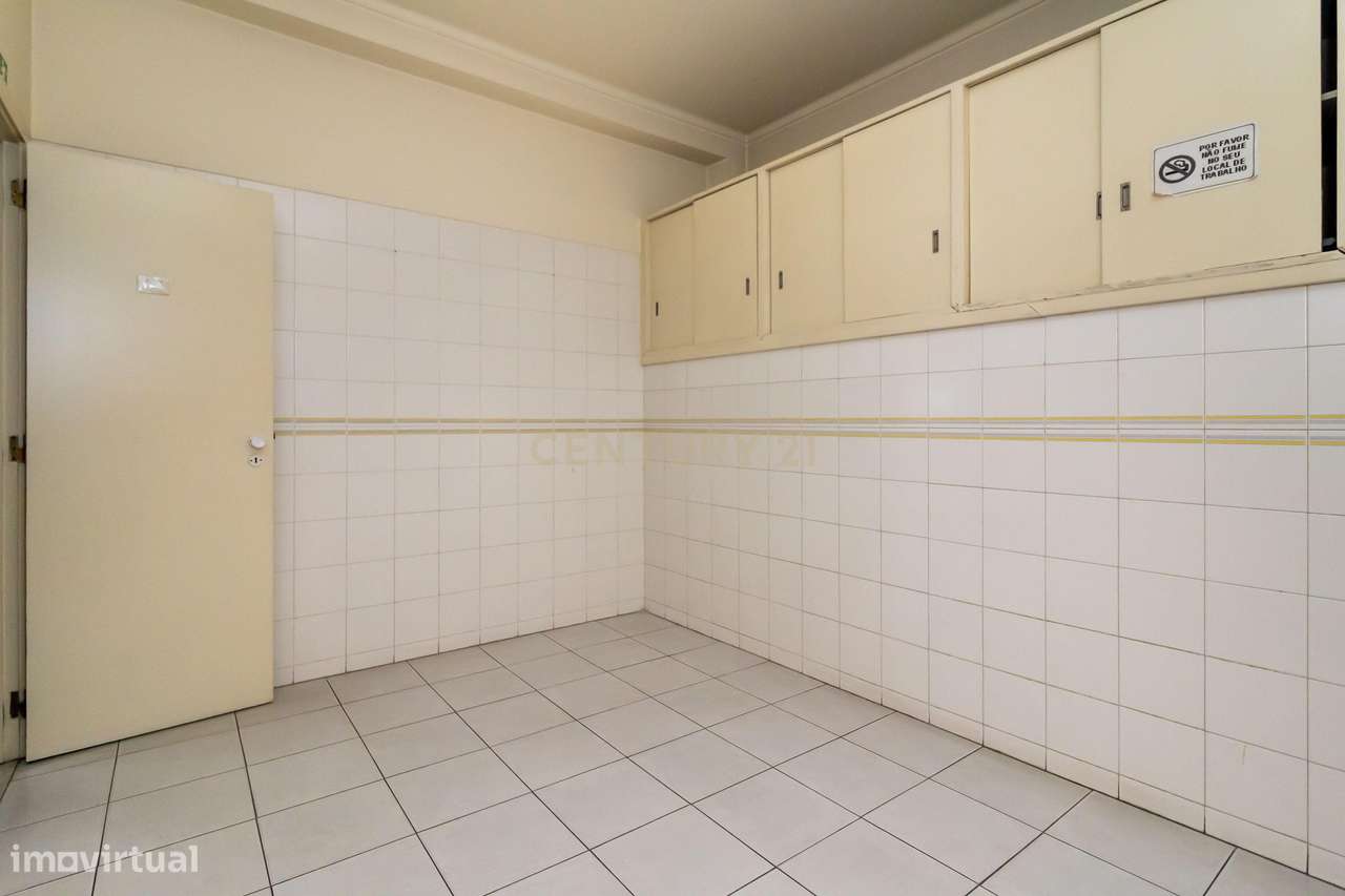 ESPAÇO COMERCIAL/SERVIÇOS com 311m2, para venda, no centro do Prior Ve-40