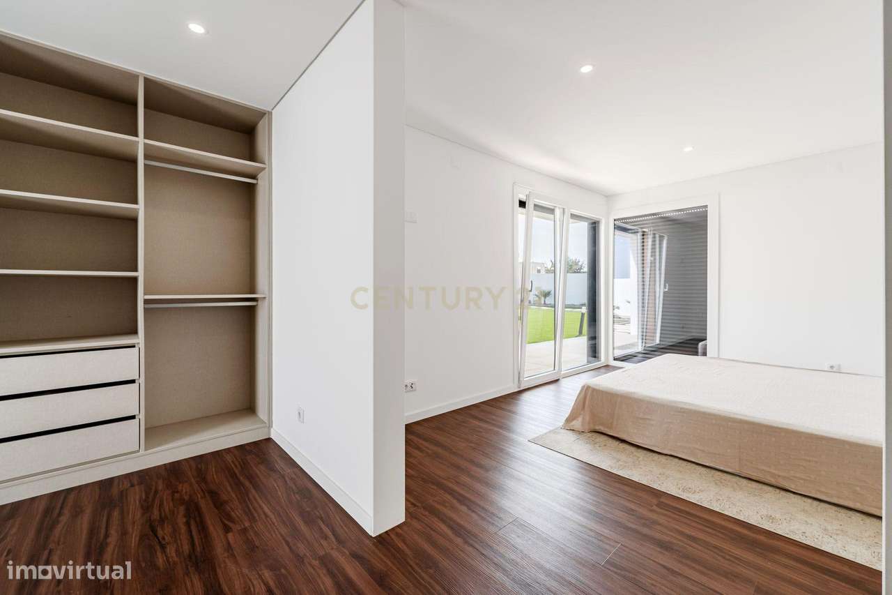 Moradia T4 em Fernão Ferro, Seixal, com Piscina e enorme Jardim-35