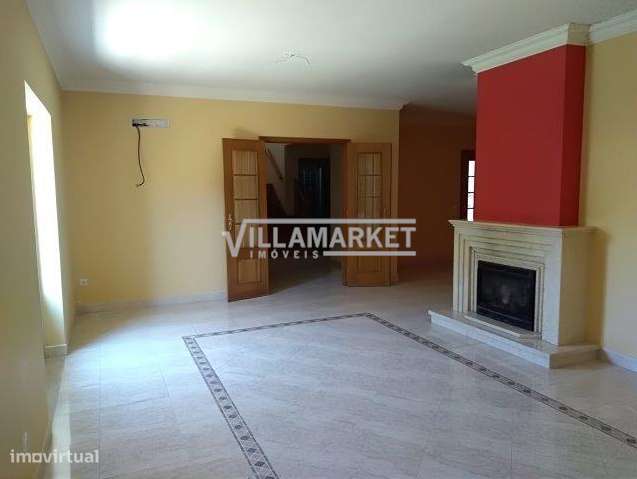 Moradia V3 da banca situada na Urbanização Quinta Vale Verde em Benave-4