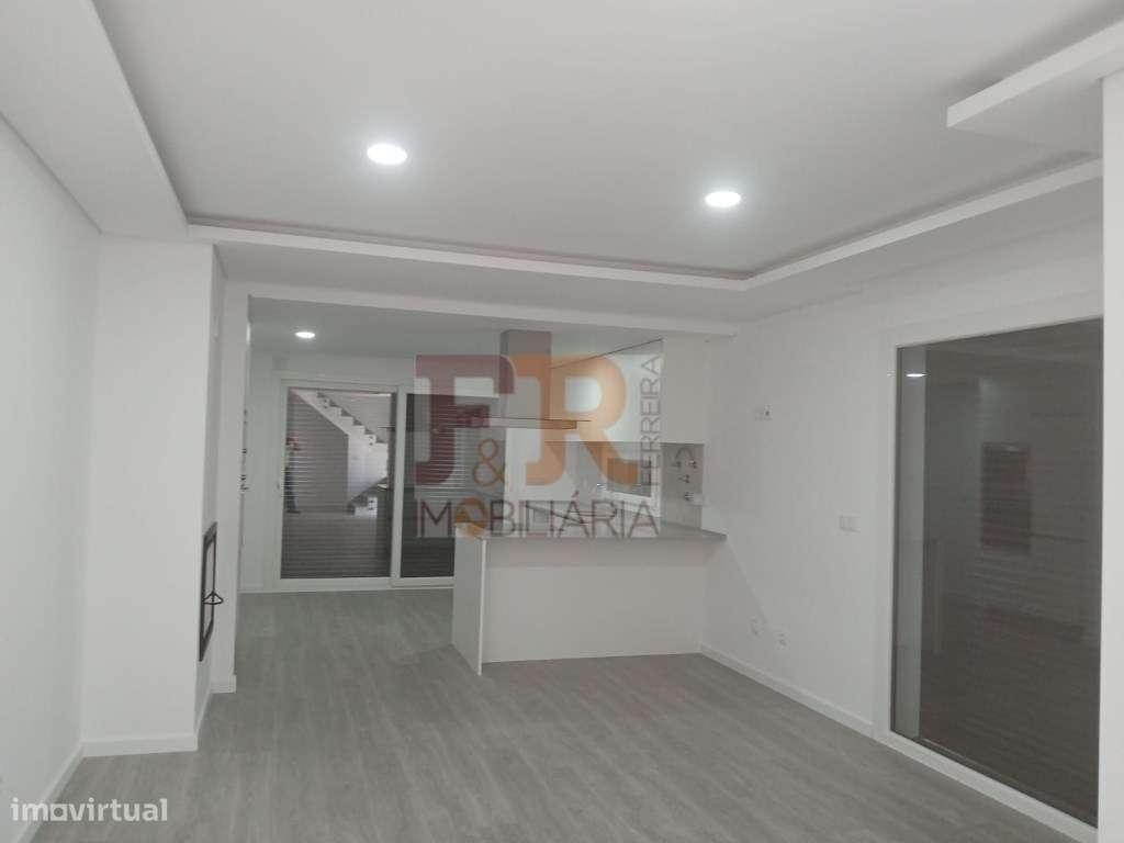 Moradia T4 com Pérgola . Fernão Ferro - Grande imagem: 4/42