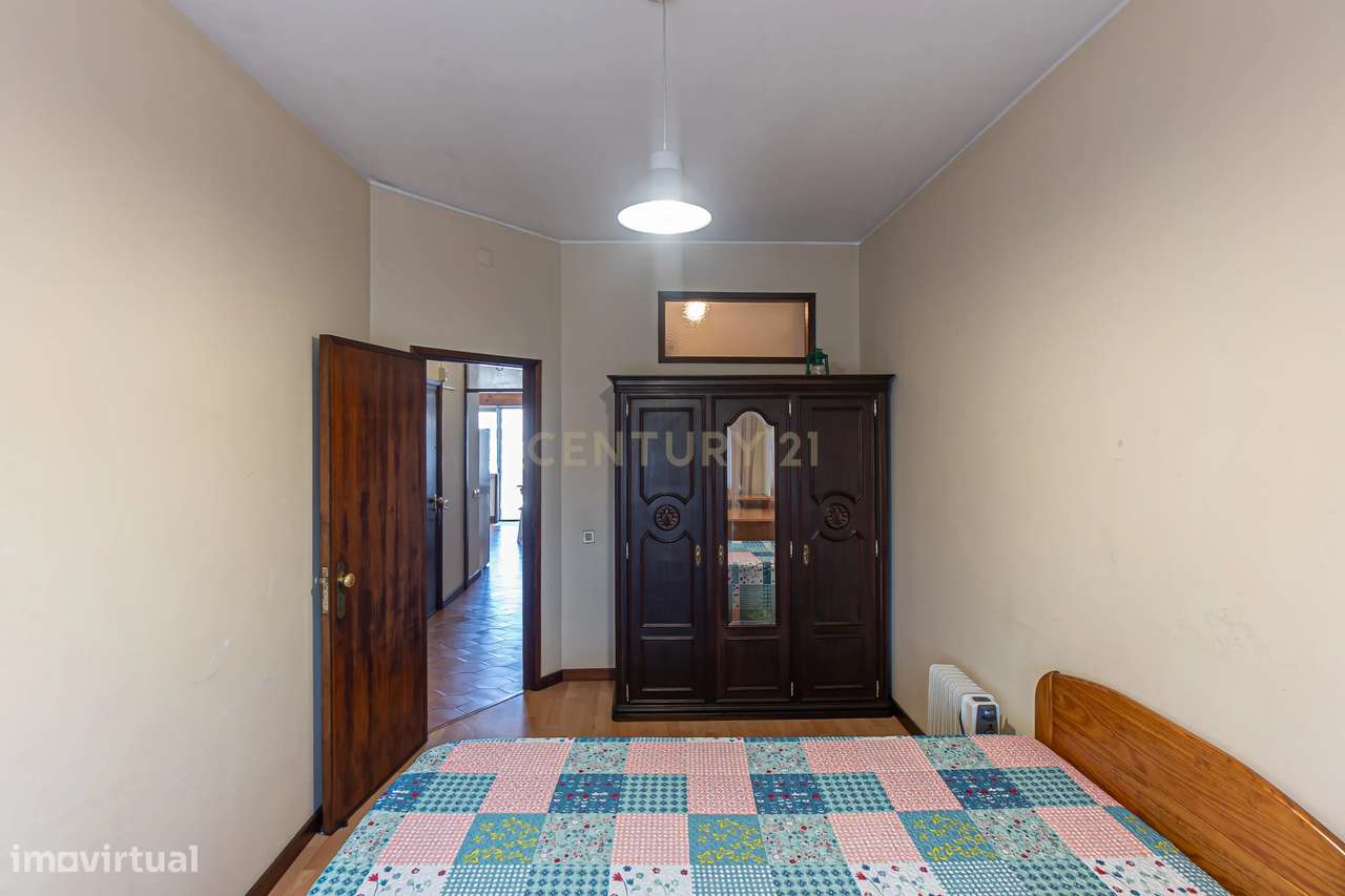 Apartamento T2+1 com Terraço na Prestigiada Rua da Alegria-17