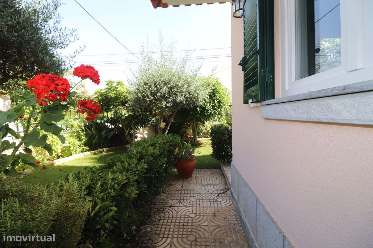 Moradia T4 com Piscina, Cave Ampla-13