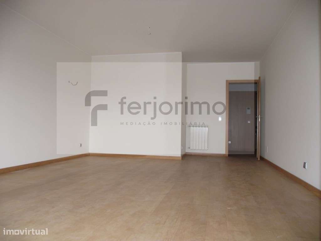 T3 ULTIMO ANDAR. ARCELA / AZUREM 

 COM MOVEIS DE COZINHA : 

C... - Grande imagem: 3/18