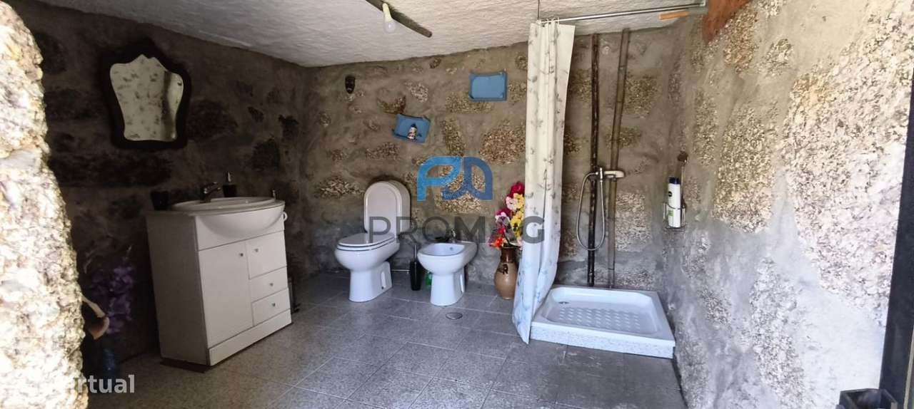 Quinta com 3 artigos urbanos, piscina e 9,4 ha em Resende-32