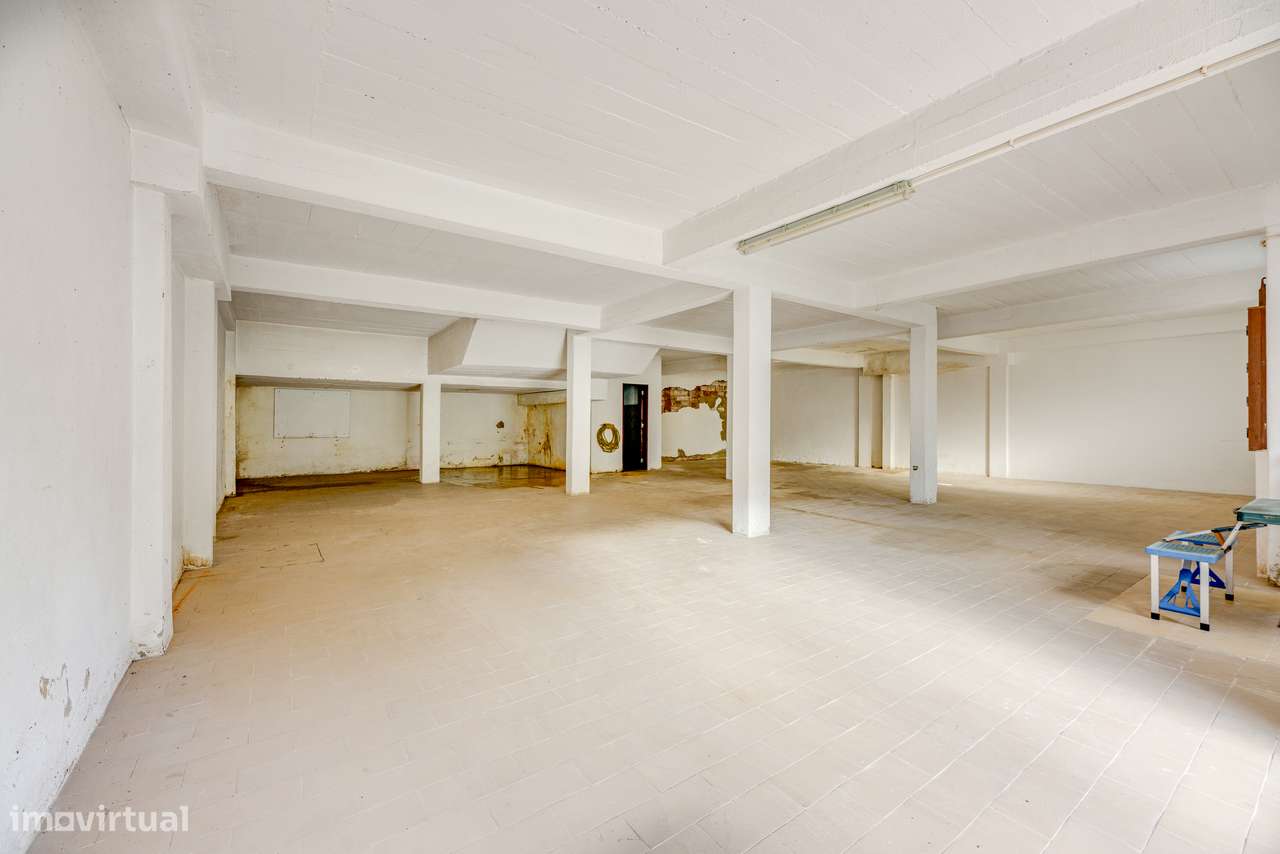 ARMAZÉM COM 180M2 | AMPLO E VERSÁTIL | CASA DE BANHO | QUELUZ - Grande imagem: 2/13