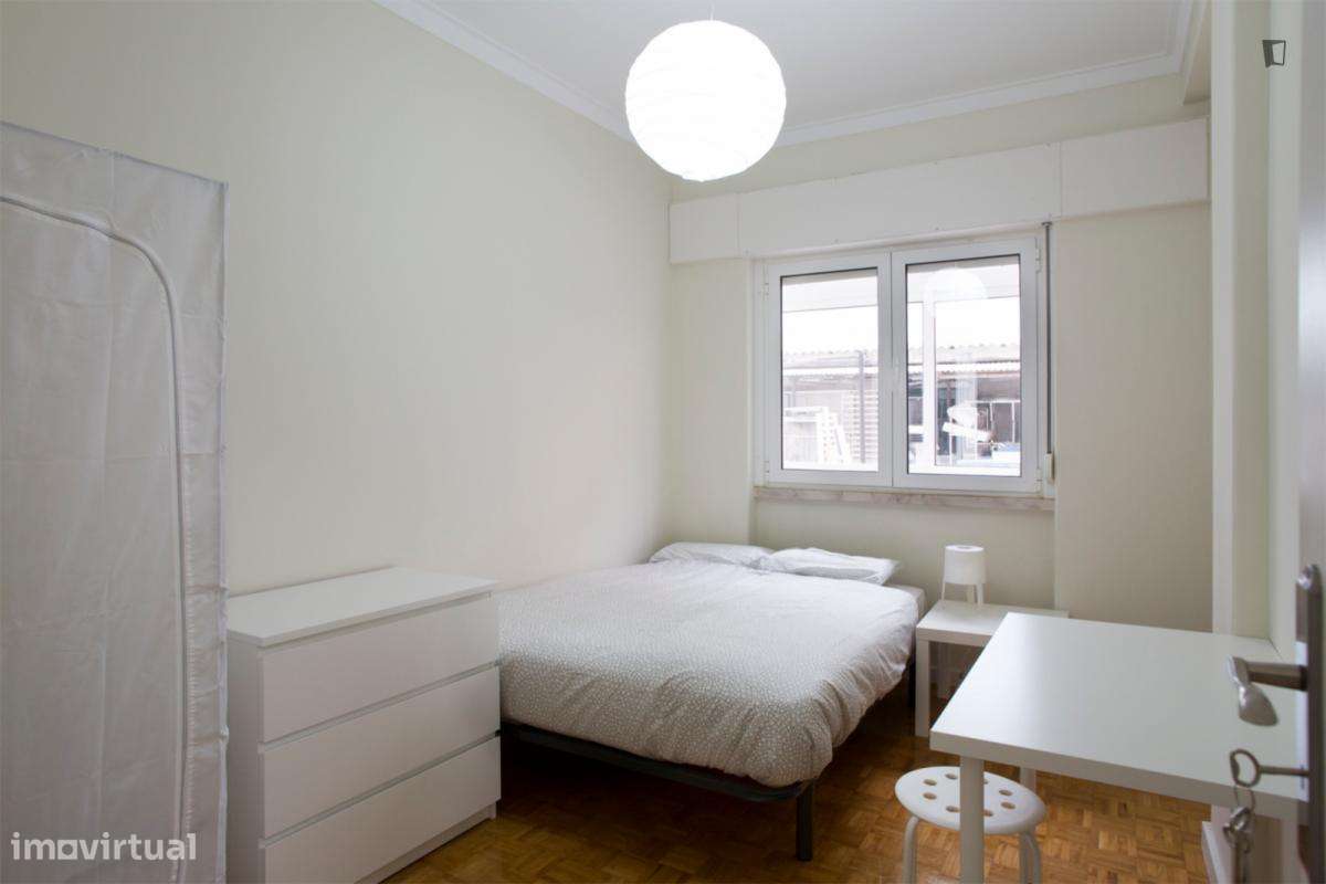 Quarto - localizado em Benfica Lisbon - Grande imagem: 3/10