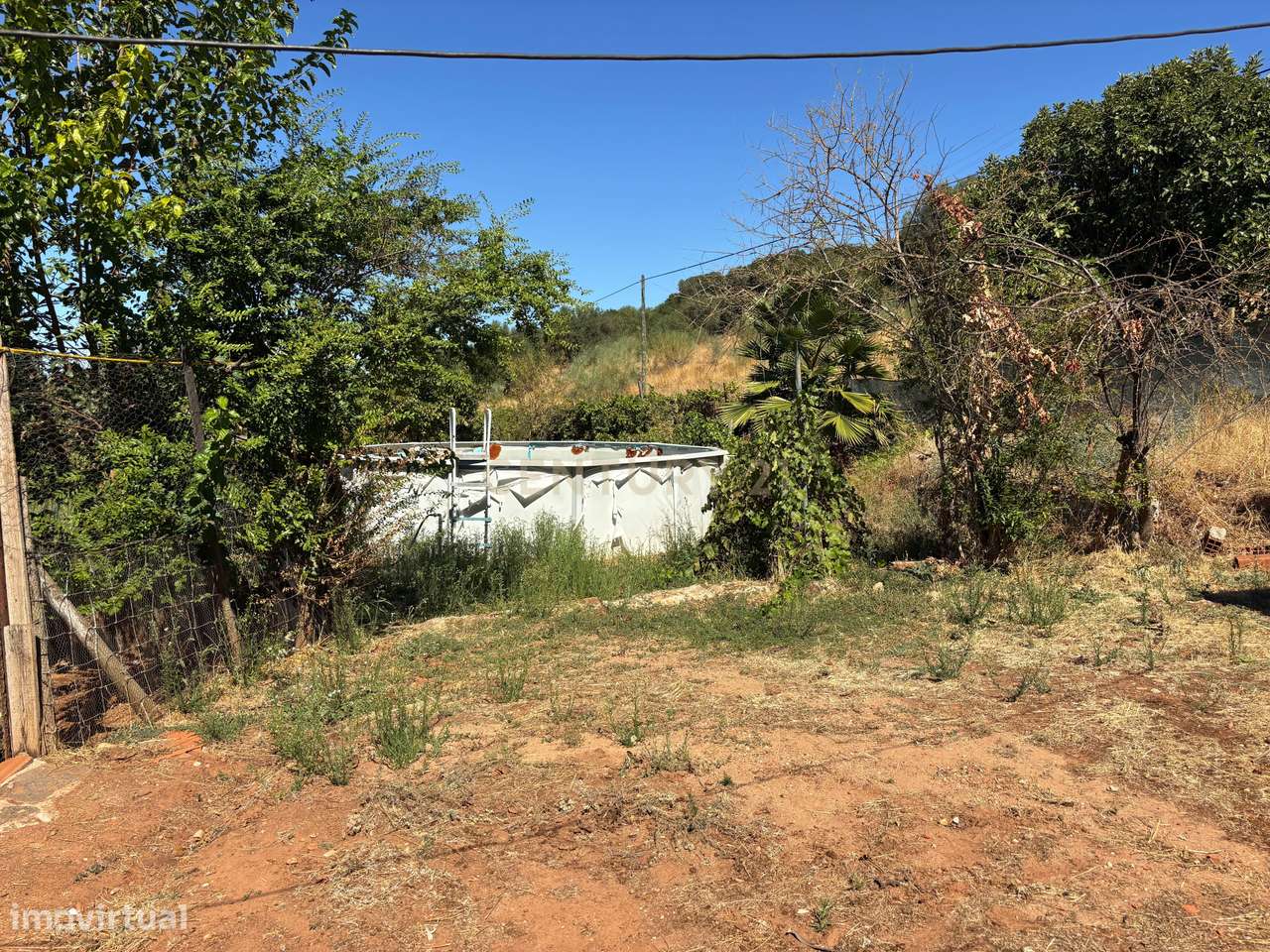 Quintinha com Moradia T2 + Armazém | 2ha vedados | Rio | Fruteiras | A-43