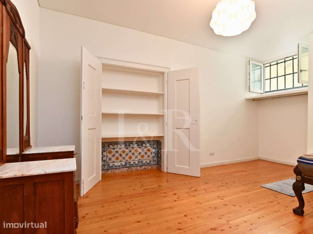 Apartamento T3 renovado no centro histórico de Lisboa-26