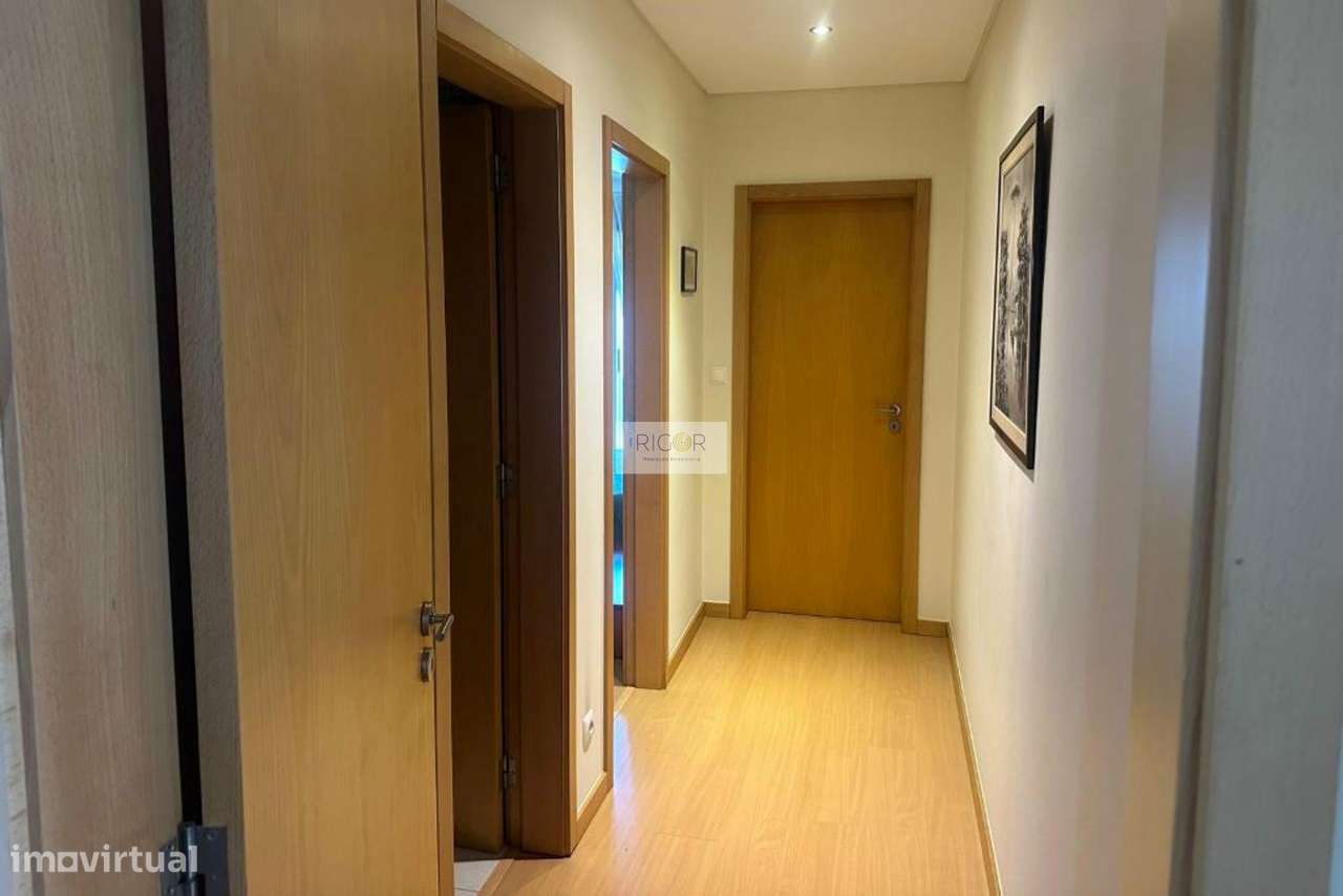 Apartamento T3 no último piso com 2 frentes de orientação na Cidade da-8