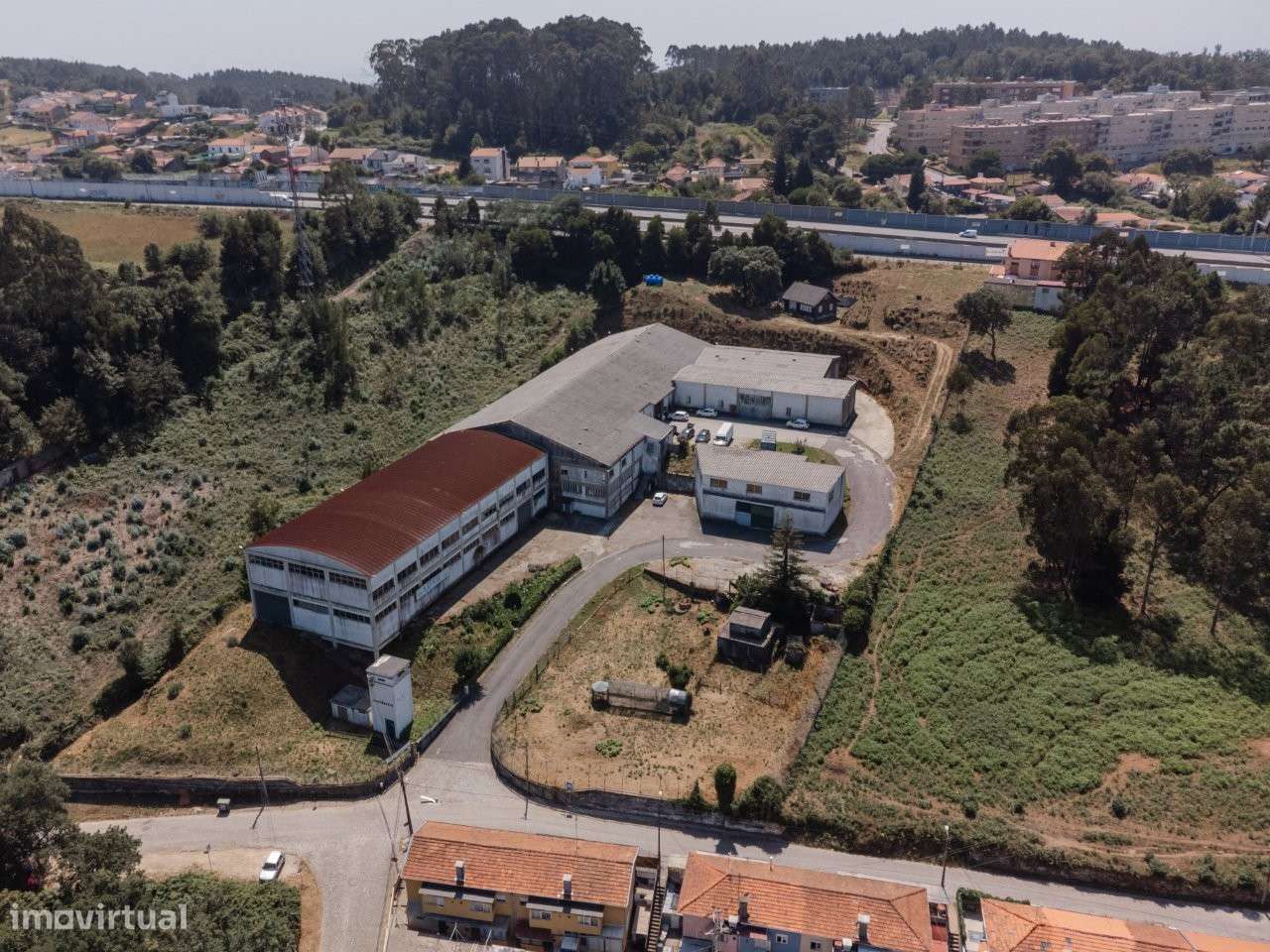 Armazéns com uma área de 5.270m2, em terreno com 14.000m2.-30