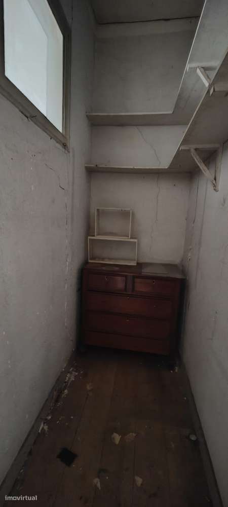 Apartamento T3 com varanda em Avenidas Novas, para remodelação total.-15