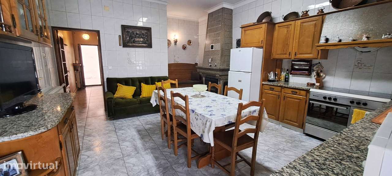 Moradia T5 com garagem e jardim em Miranda do Douro-6