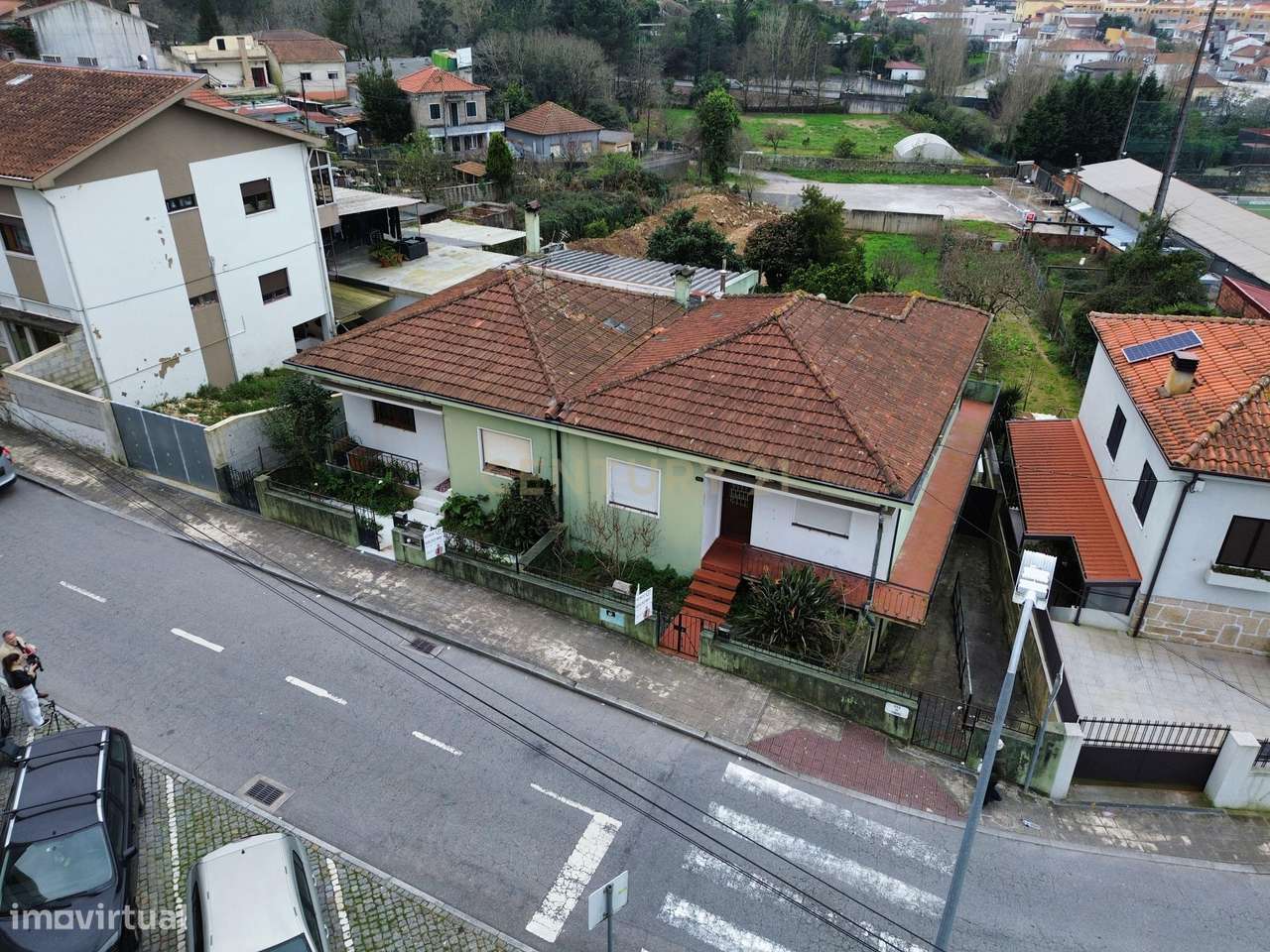 Moradia T3 em Ermesinde com Grande Quintal e Excelente Potencial de In-11