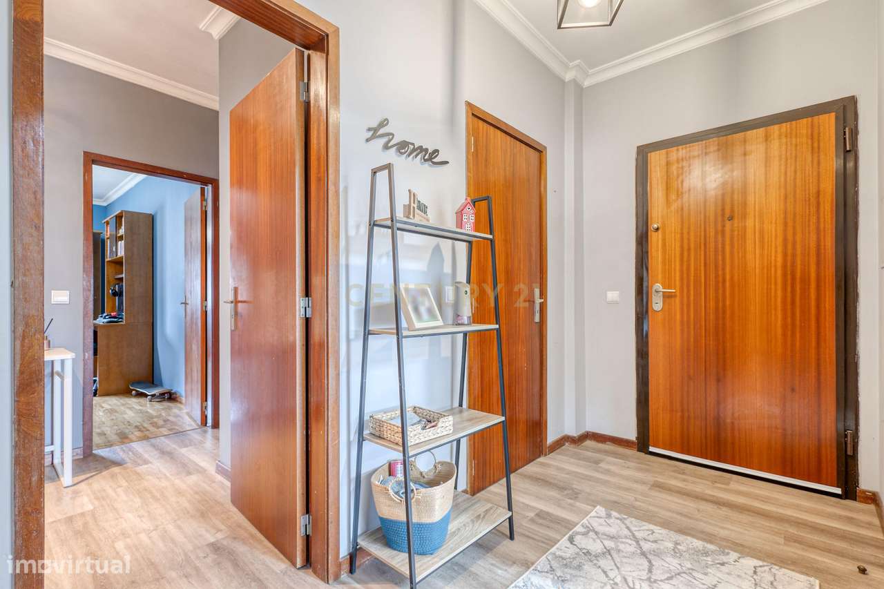 T3 com 3 varandas e Box fechada em Paredes-21