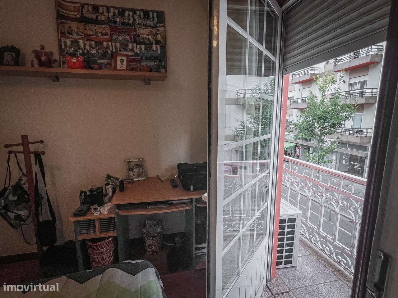 Moradia T4 no Centro de Santo Tirso com Terraço e Jardim-23