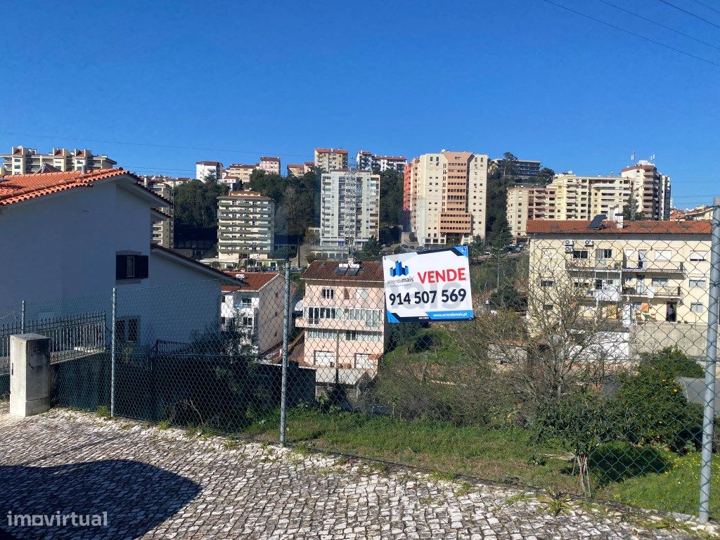 Vende-se terreno em zona privilegiada junto à Solum, em C...