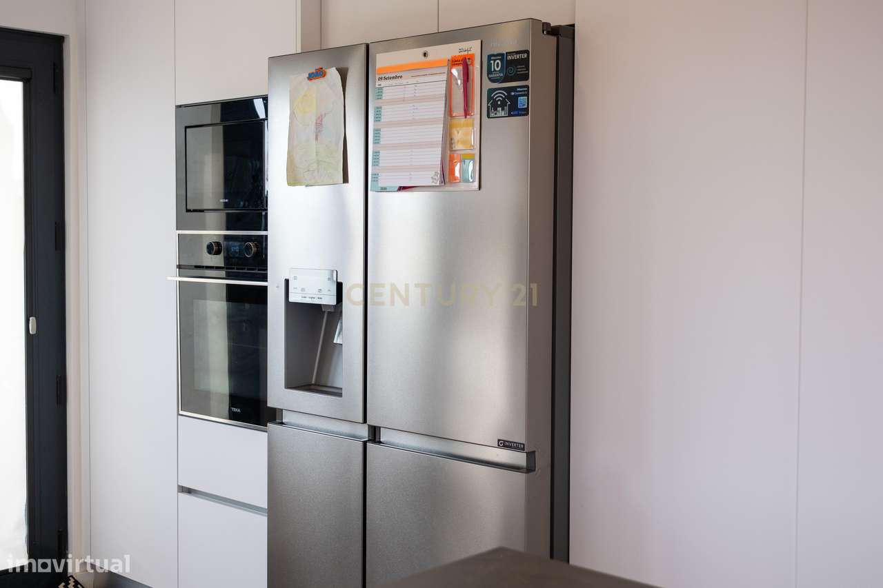 Moradia T4 com jardim e espaço exterior para convívio-8