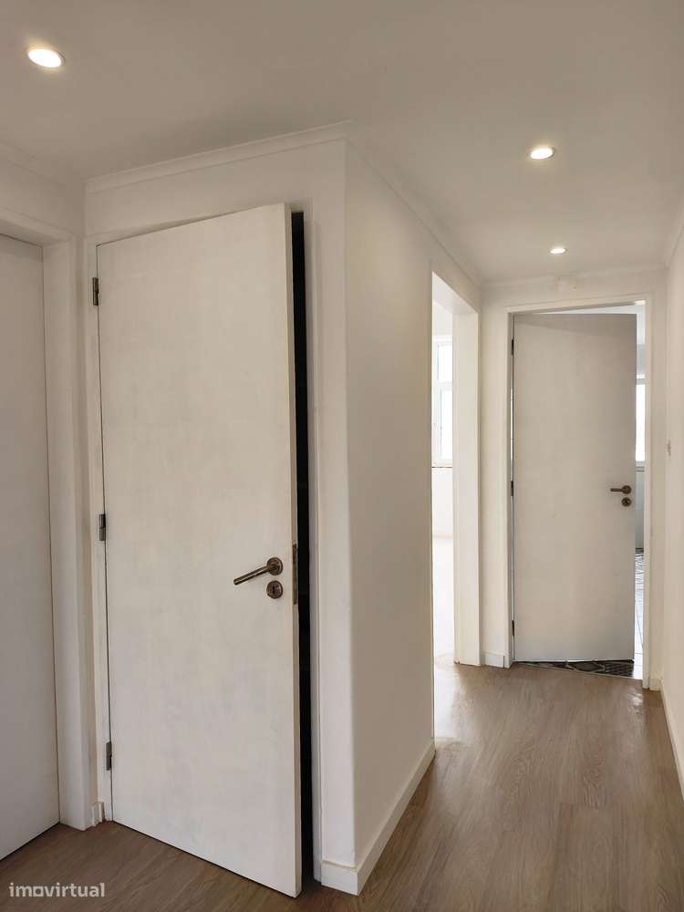 T2 Centro Queijas, Totalmente Remodelado, Junto aos CTT e P. Doce-4