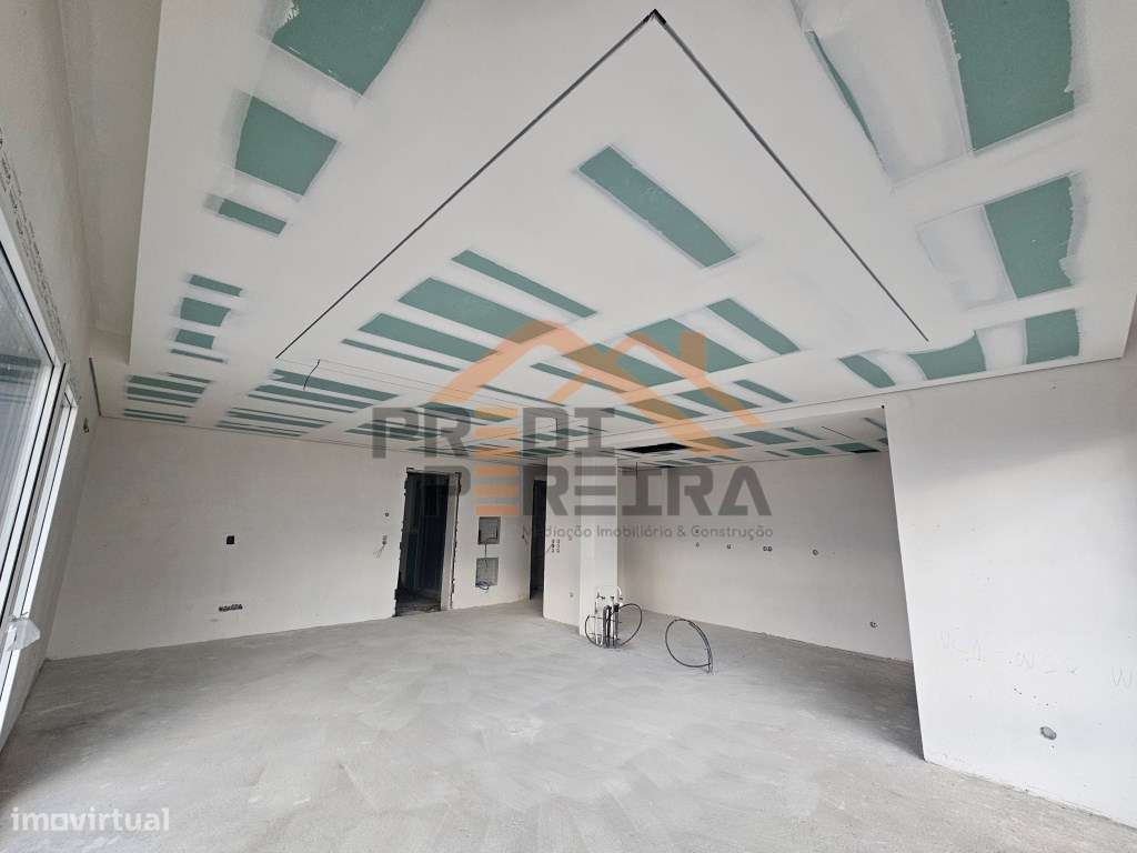 *Nova construção / Última fracção*

À procura de um apartamento T...-7