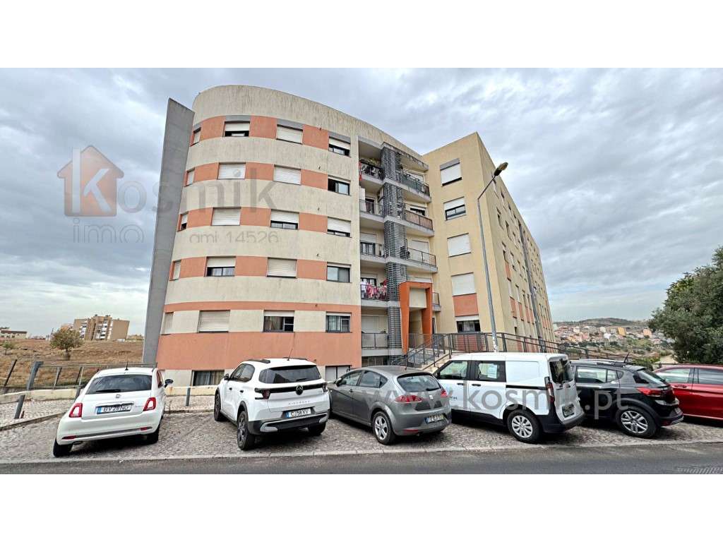 T2 Condomínio fechado . 2xGaragem - Varanda - Vistas - Cozinha equi...-39