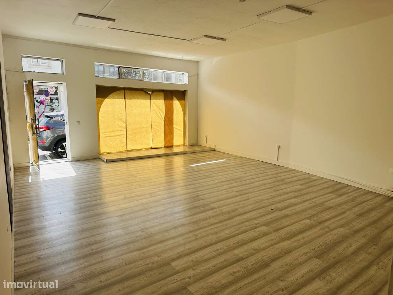 Amplo espaço comercial, em localização central de Valongo-7