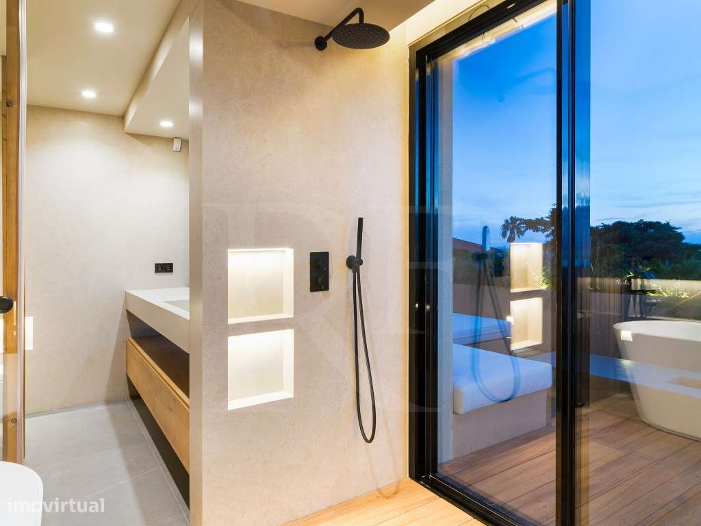 Moradia T5 com acabamentos de luxo e vista panorâmicas sobre a Baia...-33