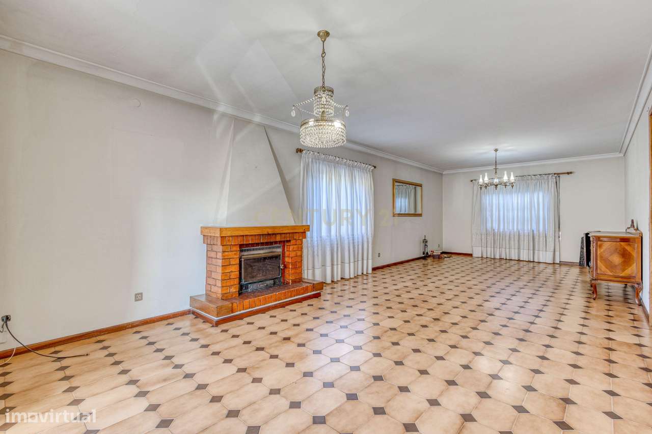 Moradia T3 com 4 frentes e garagem junto a igreja da Santa Rita-41