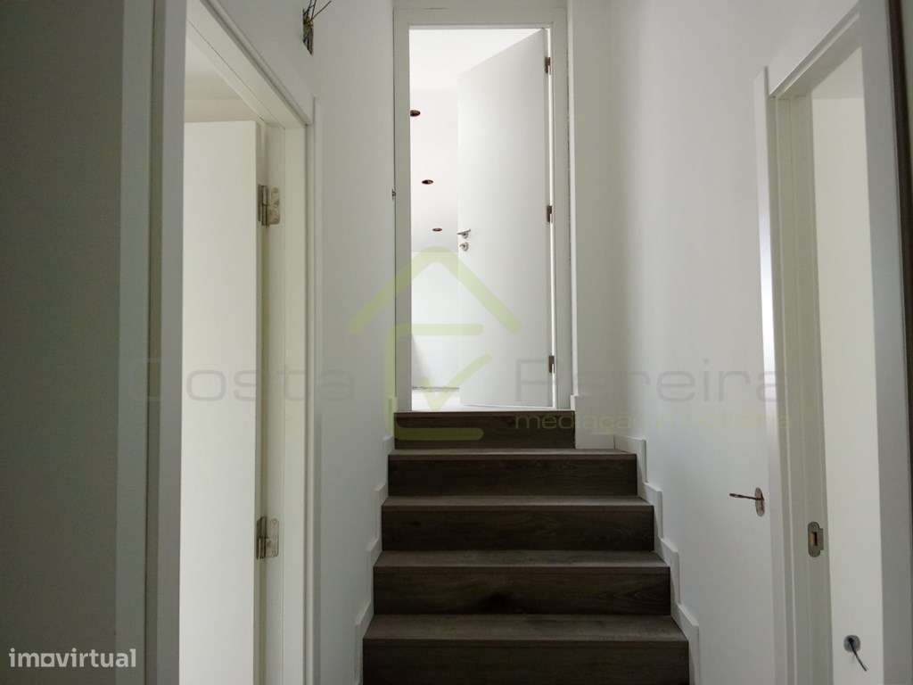 Moradia t3 com espaço exterior a minutos das praias-11