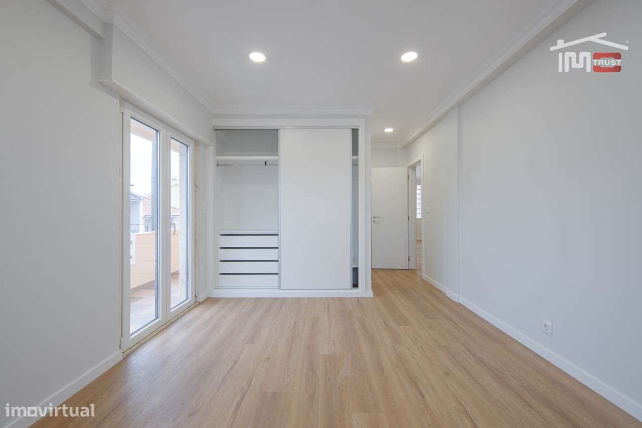 Moradia T4 de Excelência com Box para 4 Viaturas e Ótimos Acessos-35