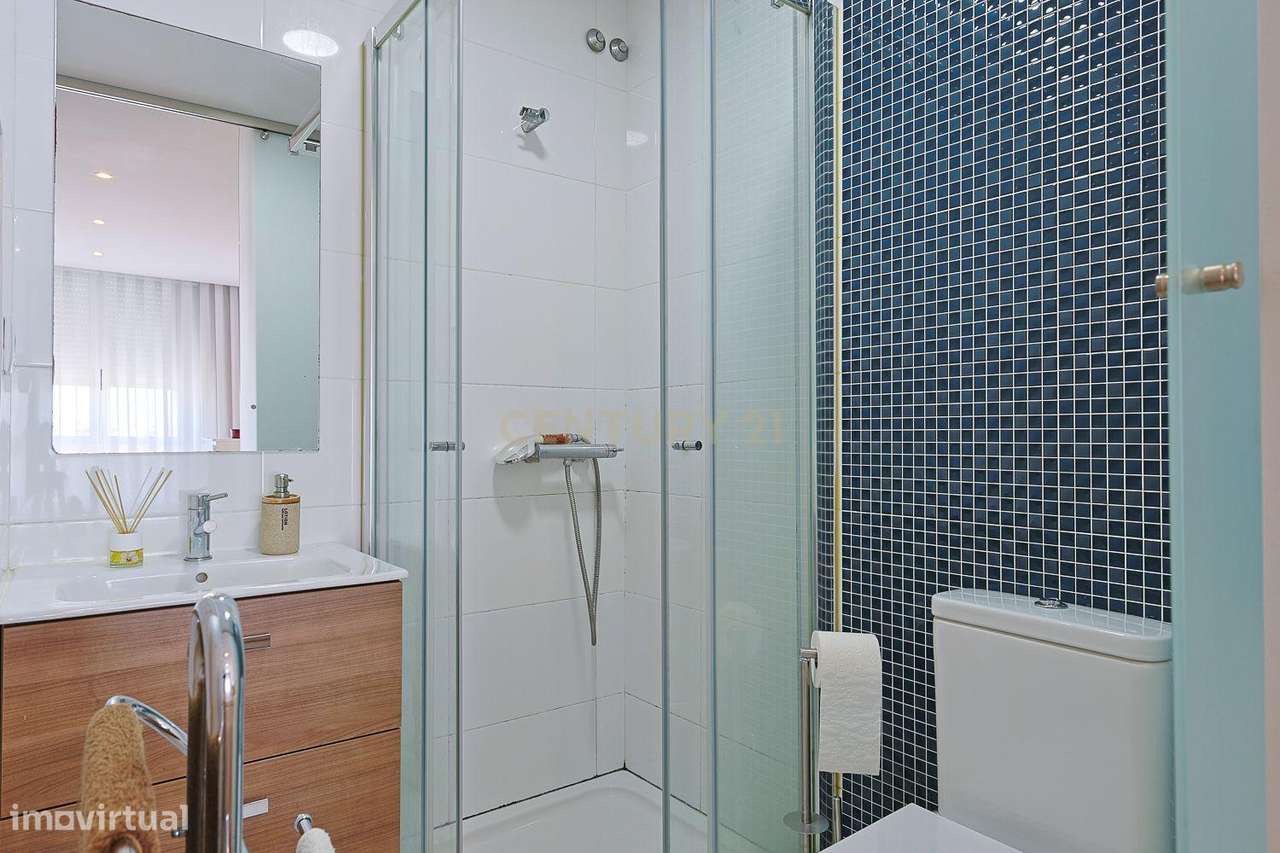 T3 Remodelado com Varanda e Vista para Lisboa – Torre da Marinha, Seix-19