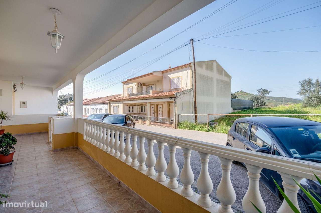 Silves | T3 com Varanda Panorâmica e Áreas Surpreendentes-24