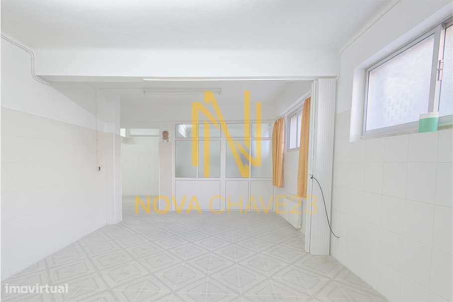 Armazém com 136m2 na Av. de Santa Maria-7