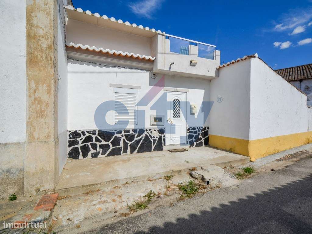 Moradia T2 c/ Terraço e Espaço Exterior | Tramagal, Abrantes-0
