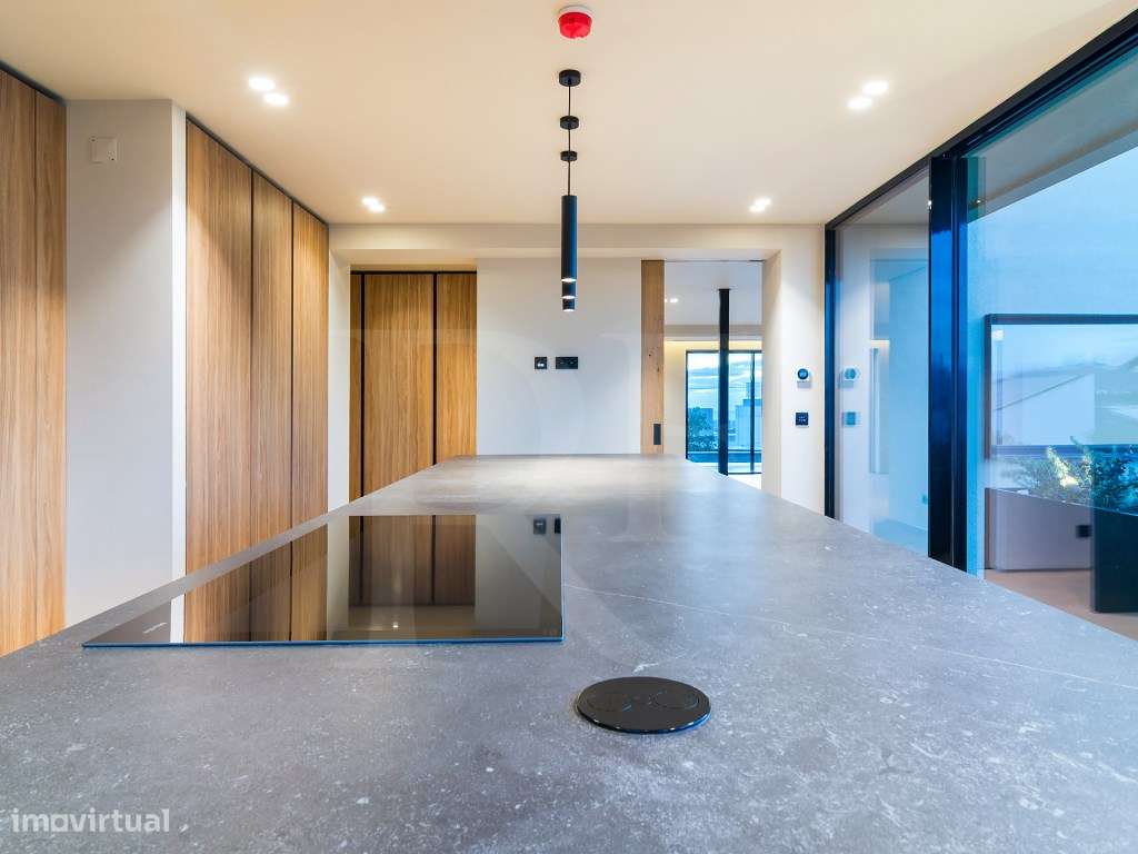 Moradia T5 com acabamentos de luxo e vista panorâmicas sobre a Baia...-13