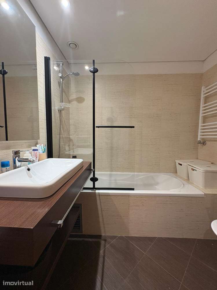 Apartamento T3 (recuado) com 56m2 de terraço, no centro da Trofa-16