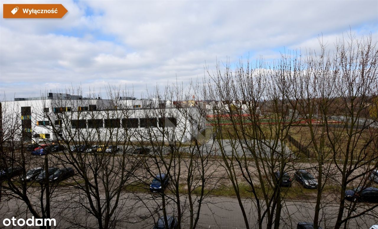 M4 z widokiem na szkołę przy B.Komorowskiego