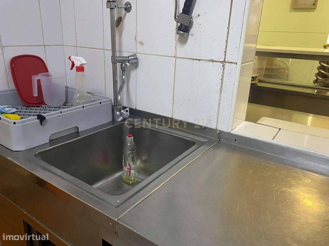 Restaurante em São Domingos de Benfica com faturação ativa e clientela-4