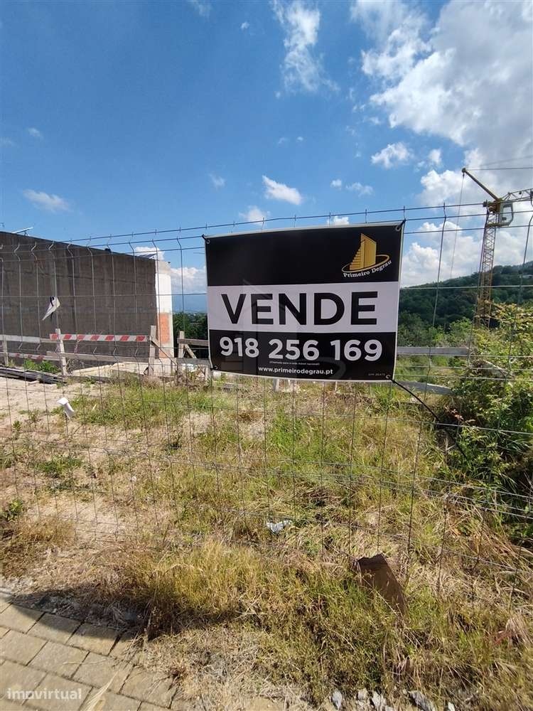 Moradia em banda em Santa Lucrécia-33