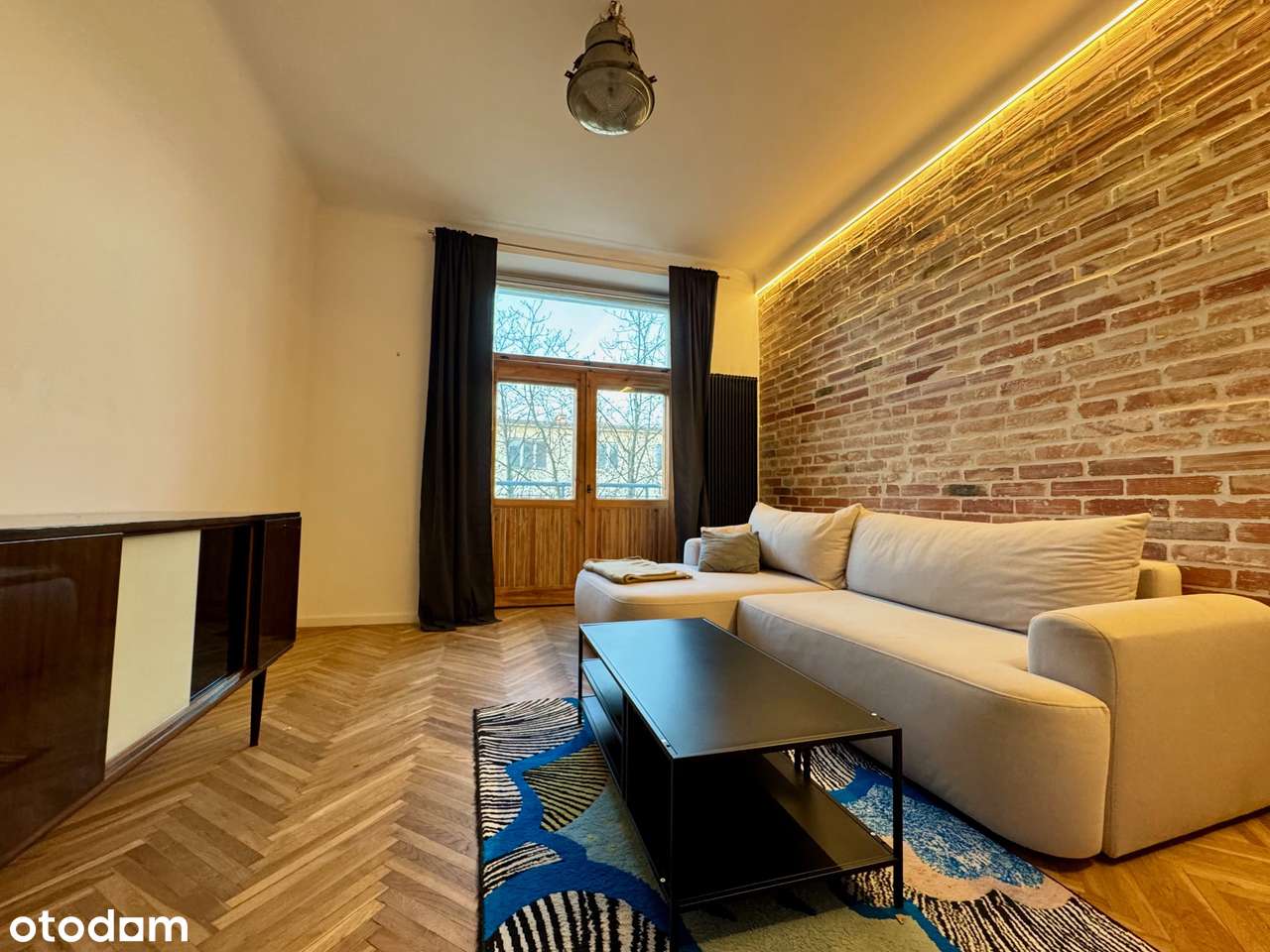 Przestronna kawalerka z oddzielną kuchnią w przedwojennej kamienicy - Pełny obrazek: 2/9