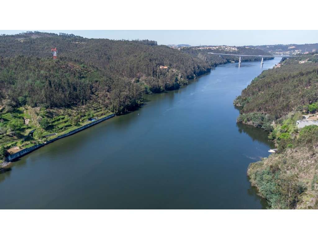 Terreno com 18414m² para construção pavilhões industriais junto à A...-24