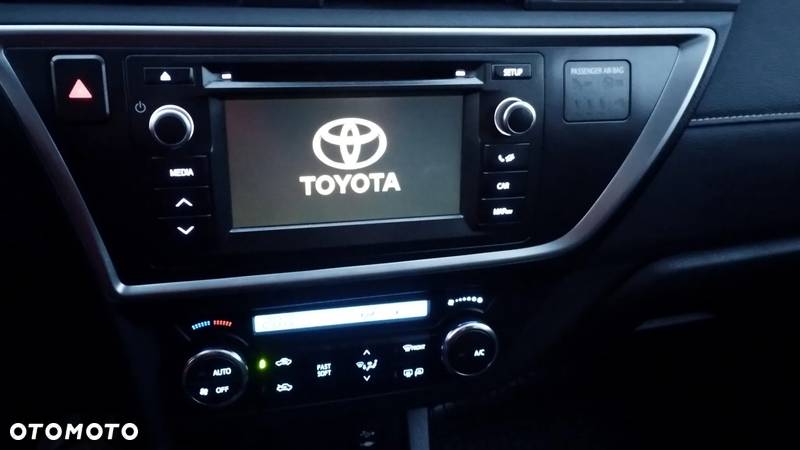 Toyota Auris 1.6 Premium + - 25