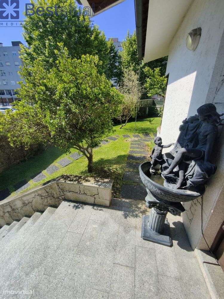 Moradia T4  C/Sótão + 1 Habitação T 3 - J/MC Donalds-1