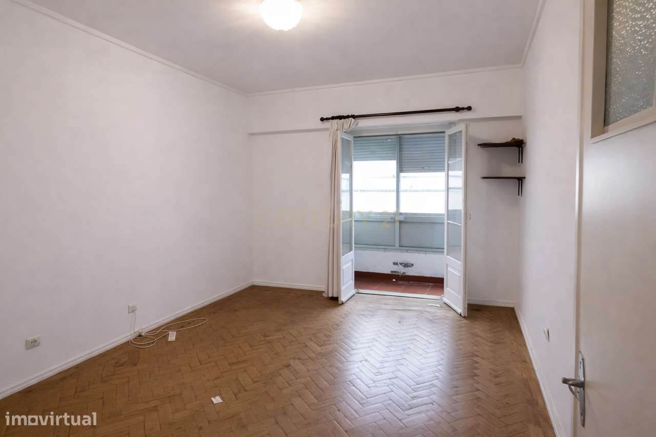 Apartamento T2 com Marquise e Excelente Potencial | Damaia de Cima – A-19