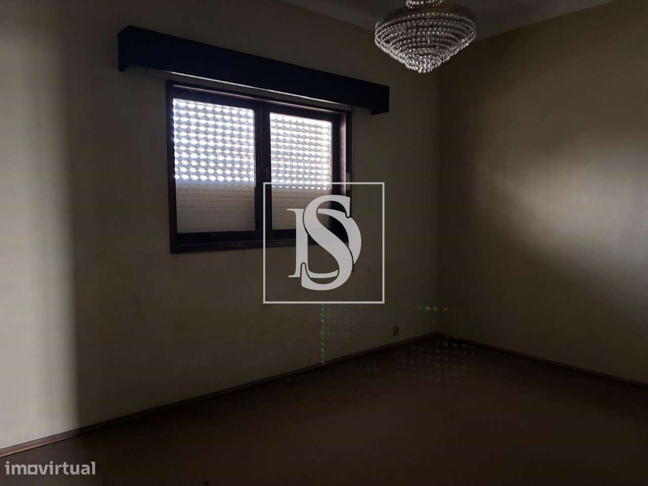 Oportunidade Única – Espaço Multifuncional com Armazém, Habitação e In-21